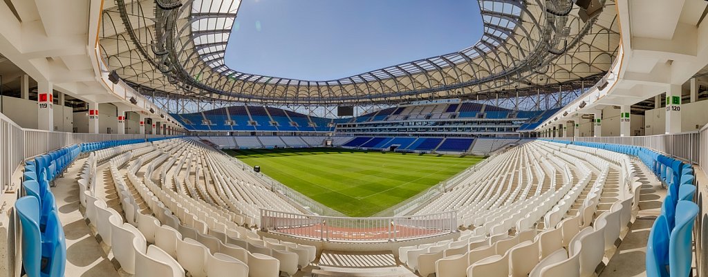 Панорамная фотография трибун и футбольного поля стадиона Волгоград Арена